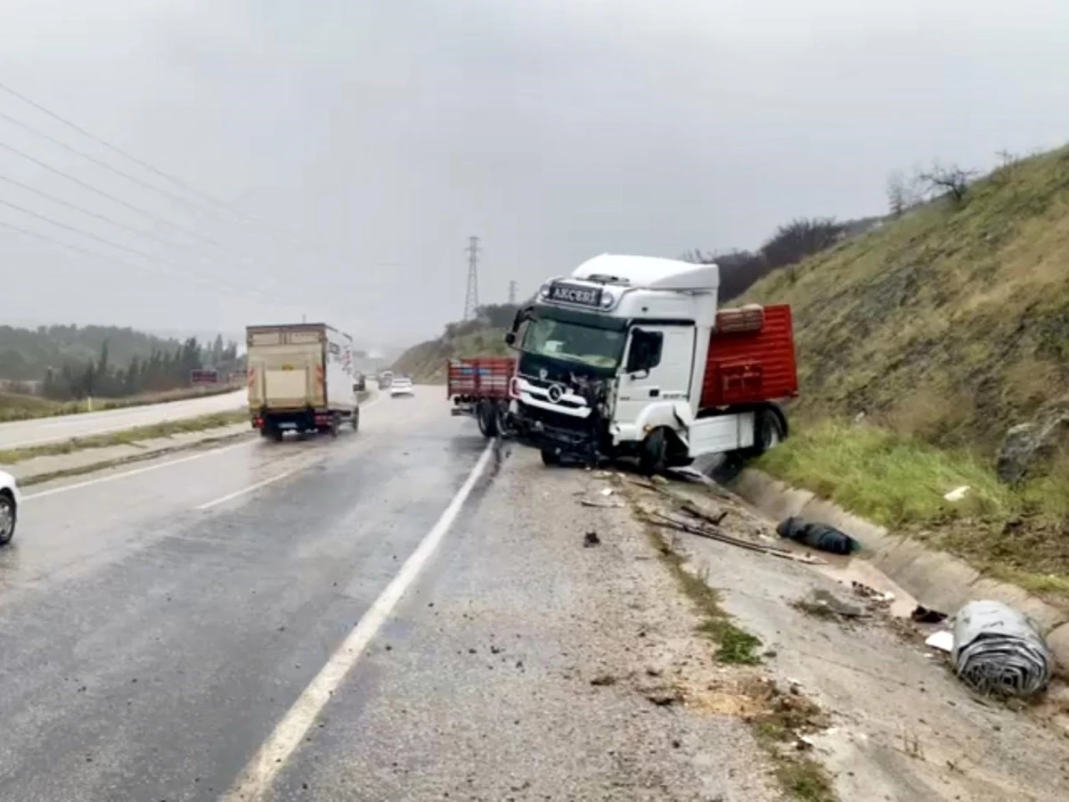 Balıkesir Gönen'de Yağış Nedeniyle Tır Devrildi, Şoför Yaralandı