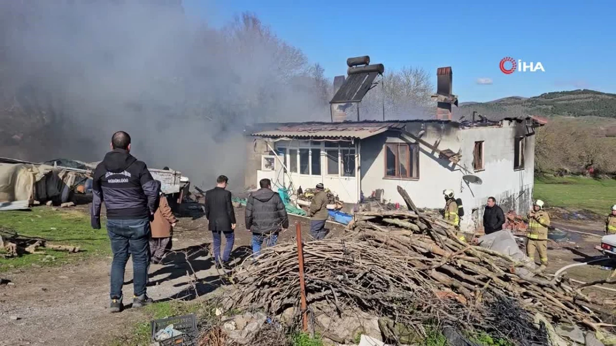 Sındırgı'da elektrik kontağından çıkan yangın bir evi kül etti